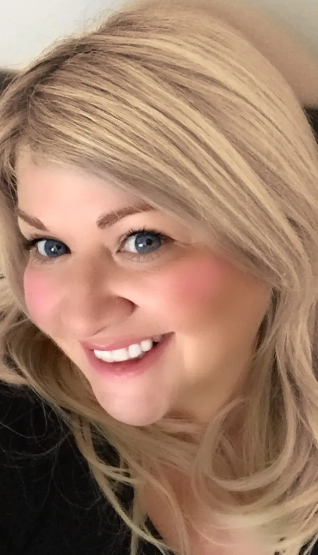 Fiona Lang-Sharpe, an IBCLC and Holistic Sleep Coach, smiling.